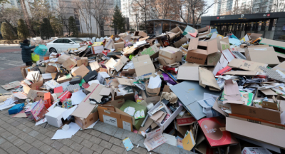 “연휴 배출 금지” 어기고… 아수라장 된 쓰레기장